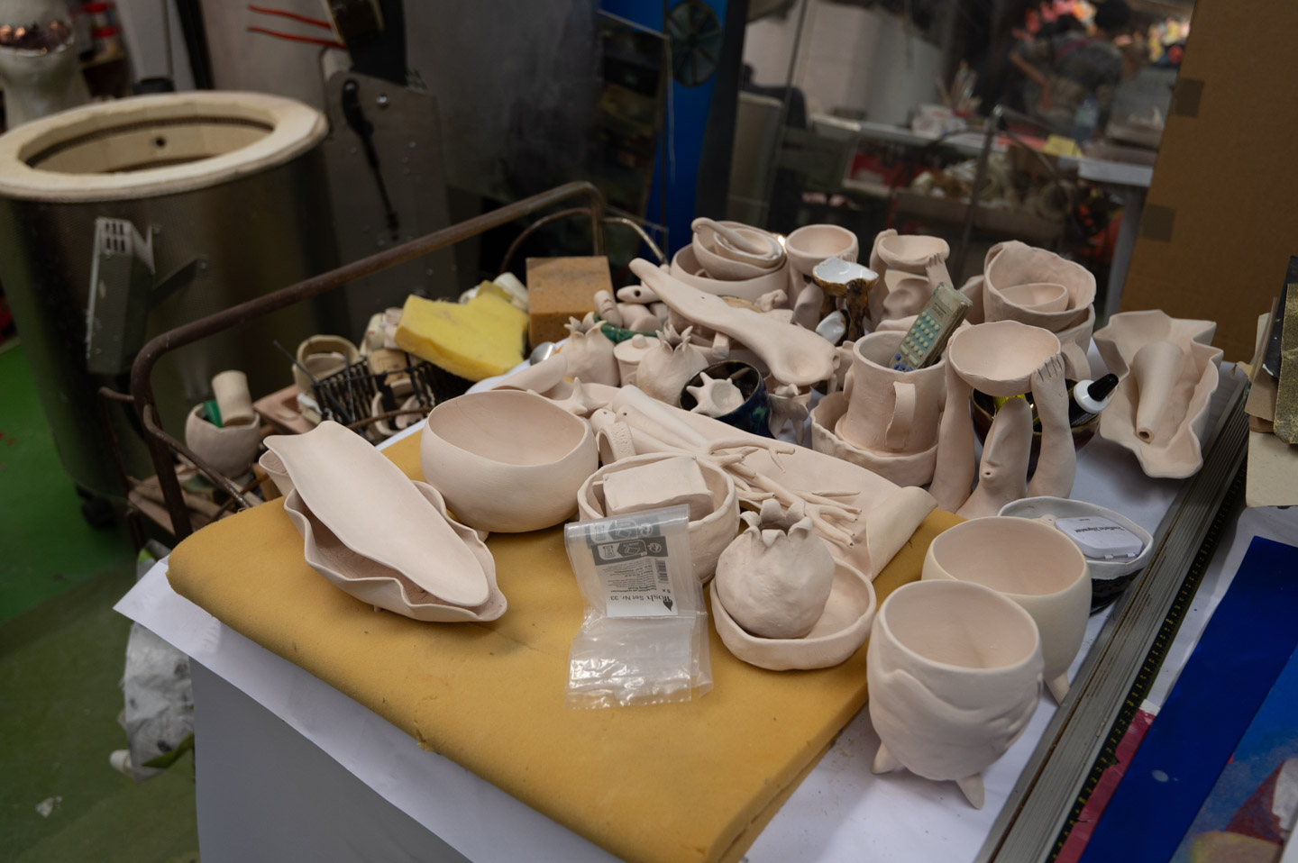 Ungebrannte Keramikstücke bereit für den Brennofen im Atelier MainKreativRaum