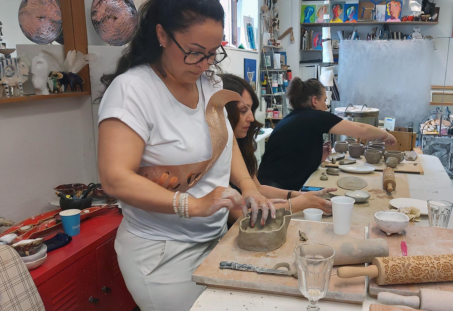 Teilnehmerin drückt Ton in eine Musterform beim Keramikworkshop im MainKreativRaum