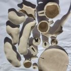 Getrocknete, frei geformte Ton-Schalen liegen zum Trocknen bereit im MainKreativRaum