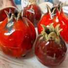 Glänzend glasierte Keramik-Granatäpfel als Deko-Objekte aus dem MainKreativRaum