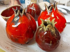 Glänzend glasierte Keramik-Granatäpfel als Deko-Objekte aus dem MainKreativRaum