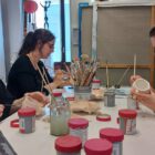 Teilnehmerinnen bemalen getöpferte Tassen im Keramik-Workshop im MainKreativRaum