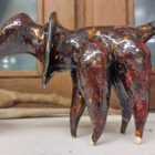 Glasierte Keramikskulptur eines abstrakten Tiers aus dem MainKreativRaum Atelier