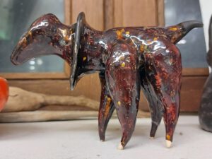 Glasierte Keramikskulptur eines abstrakten Tiers aus dem MainKreativRaum Atelier