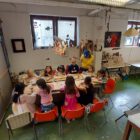 Verziertes Ton-Relief mit Mustern und Figuren, gestaltet beim Bunten Kindergeburtstag im MainKreativRaum Frankfurt