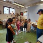 Kinder und Kursleiterin beim Bunten Kindergeburtstag im Atelier des MainKreativRaum in Frankfurt