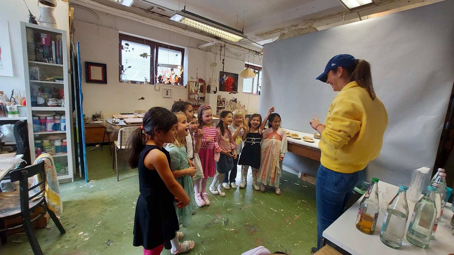 Kinder und Kursleiterin beim Bunten Kindergeburtstag im Atelier des MainKreativRaum in Frankfurt