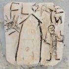Kinder formen und rollen Ton mit dem Nudelholz beim Töpferkurs zum Kindergeburtstag im MainKreativRaum