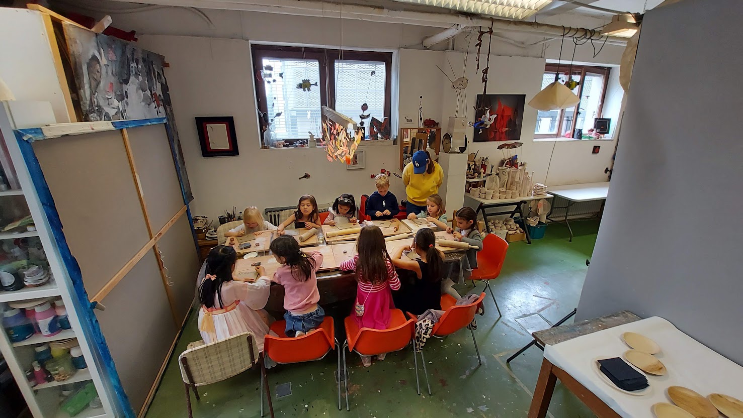 Verziertes Ton-Relief mit Mustern und Figuren, gestaltet beim Bunten Kindergeburtstag im MainKreativRaum Frankfurt