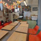 Vorbereiteter Werkraum mit Tischen und Stühlen für ein Teamevent im MainKreativRaum