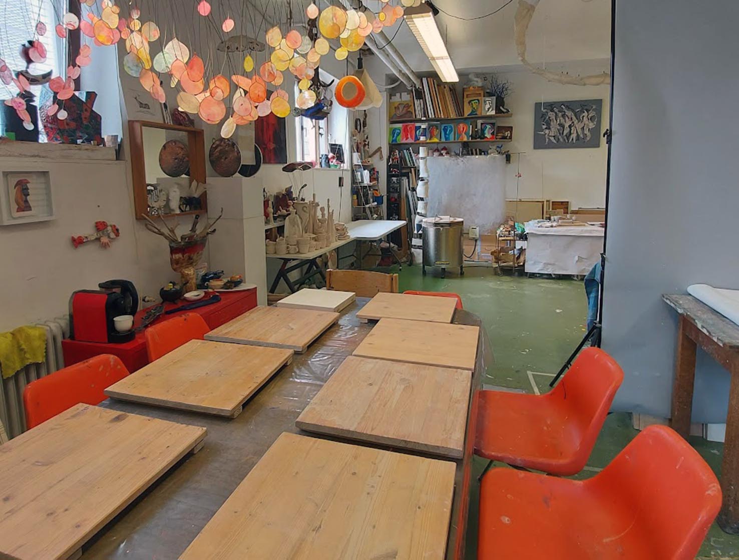 Vorbereiteter Werkraum mit Tischen und Stühlen für ein Teamevent im MainKreativRaum