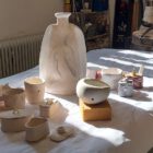 Handgetöpferte Keramikstücke wie Vasen, Schalen und Dosen aus dem Atelier MainKreativRaum