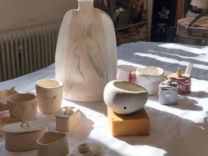 Handgetöpferte Keramikstücke wie Vasen, Schalen und Dosen aus dem Atelier MainKreativRaum