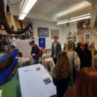 Gruppe wird zu Beginn eines Teamevents durch das Atelier MainKreativRaum geführt