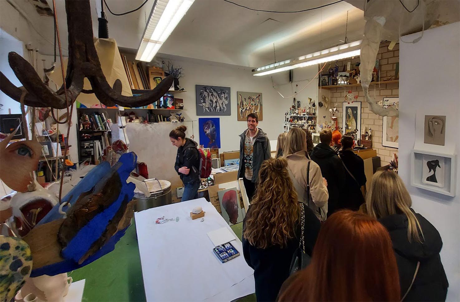 Gruppe wird zu Beginn eines Teamevents durch das Atelier MainKreativRaum geführt
