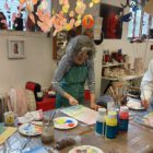 Teilnehmende malen gemeinsam mit Anleitung im Atelier des MainKreativRaum