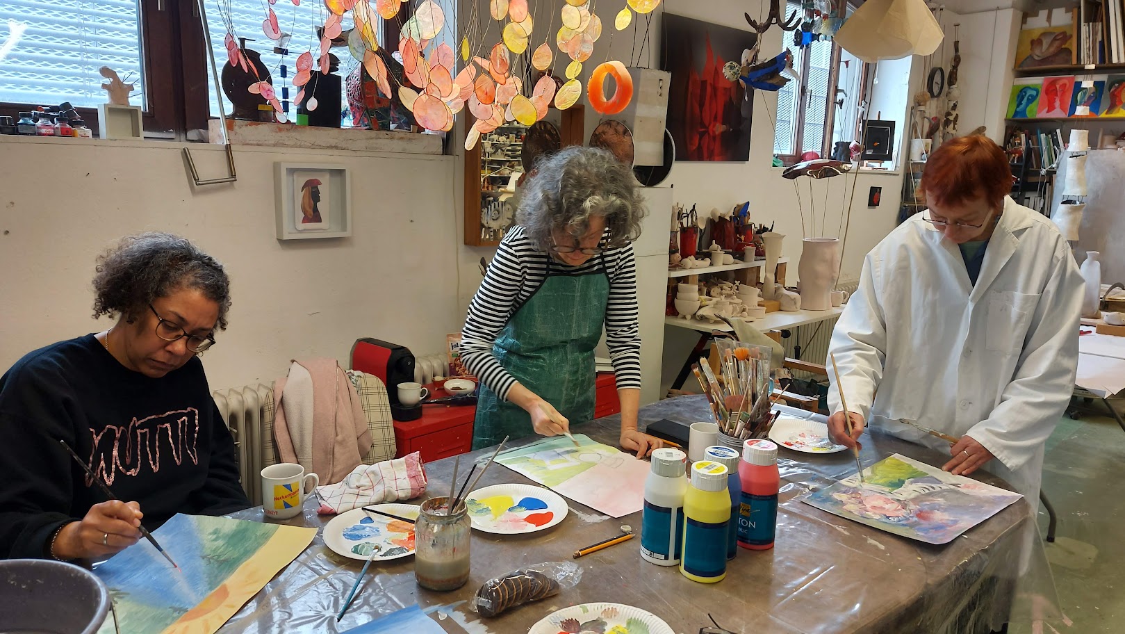 Teilnehmende malen gemeinsam mit Anleitung im Atelier des MainKreativRaum