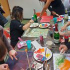 Gruppe beim gemeinsamen Malworkshop mit Sekt und Farben im MainKreativRaum Frankfurt