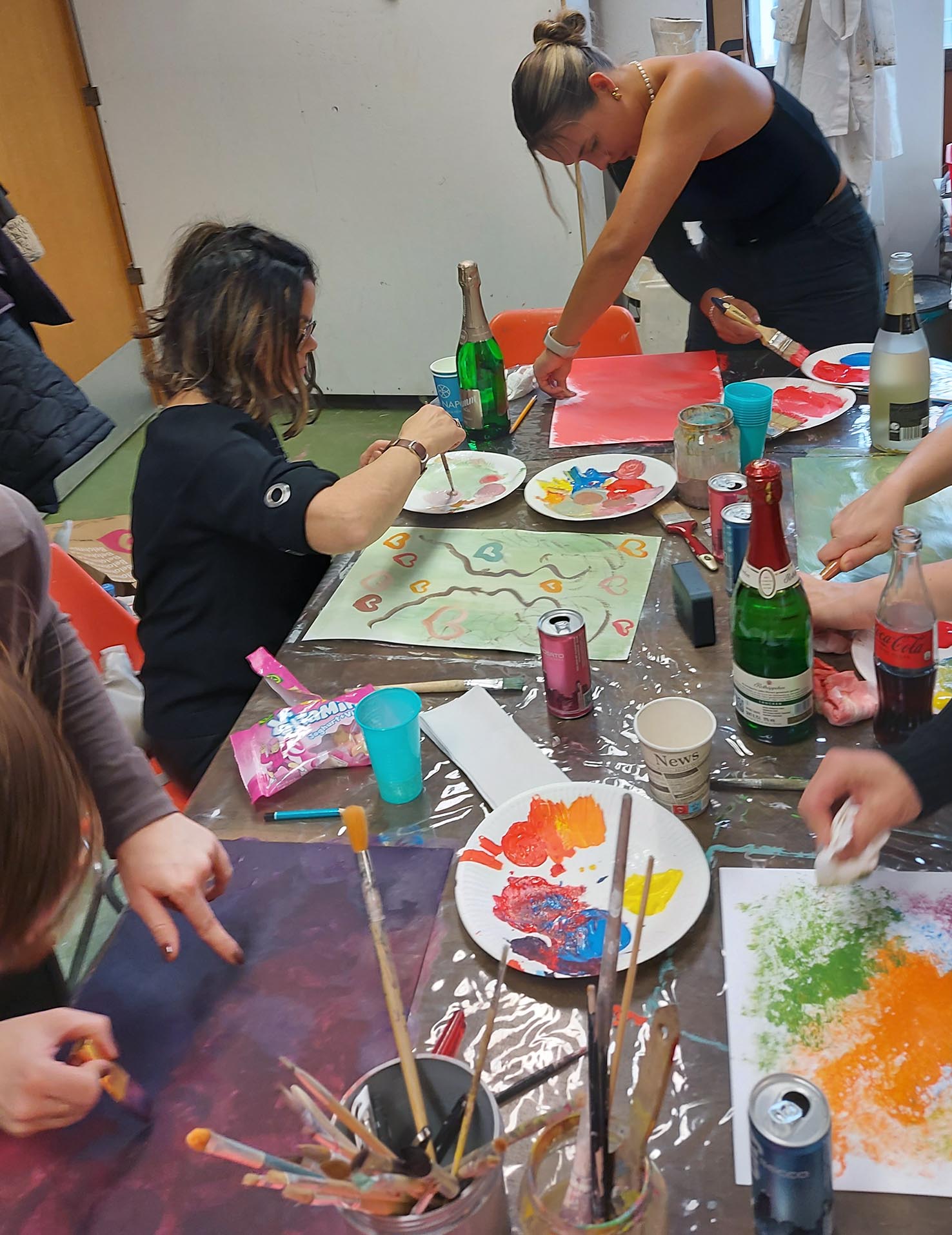 Gruppe beim gemeinsamen Malworkshop mit Sekt und Farben im MainKreativRaum Frankfurt