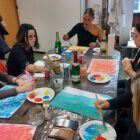 Malworkshop-Gruppe gestaltet bunte Bilder am Tisch im MainKreativRaum Frankfurt