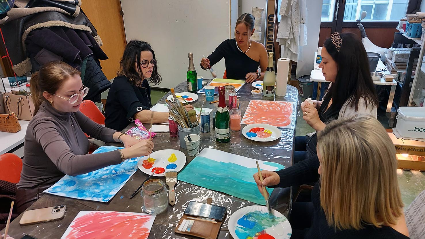 Malworkshop-Gruppe gestaltet bunte Bilder am Tisch im MainKreativRaum Frankfurt