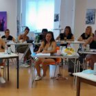 Gruppe bei einem Team-Zeichenworkshop an Tischen im MainKreativRaum Frankfurt