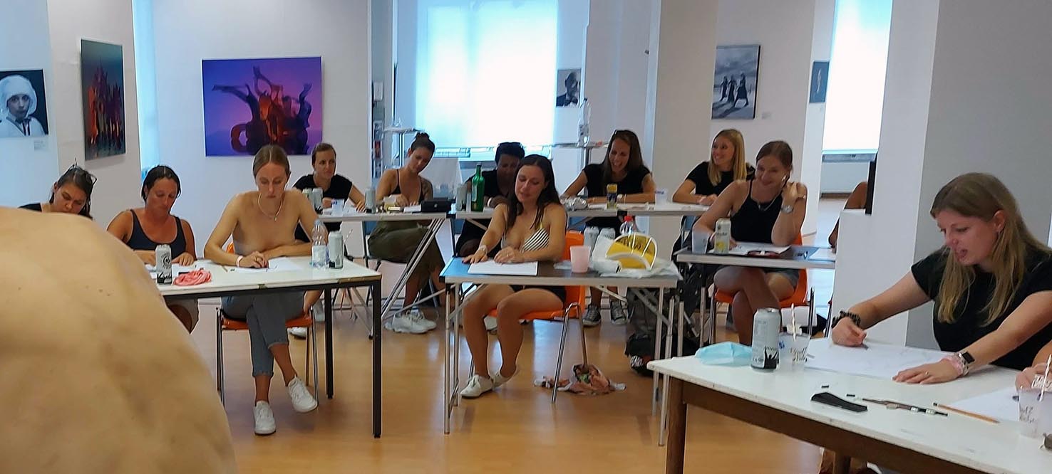 Gruppe bei einem Team-Zeichenworkshop an Tischen im MainKreativRaum Frankfurt