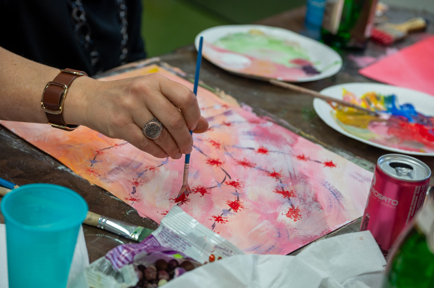 Marmorierte Acrylfarben werden im Malworkshop bei Viktor Naimark aufgetragen
