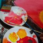 Nahaufnahme: Acrylbild in Rot- und Orangetönen entsteht im Malworkshop bei Viktor Naimark