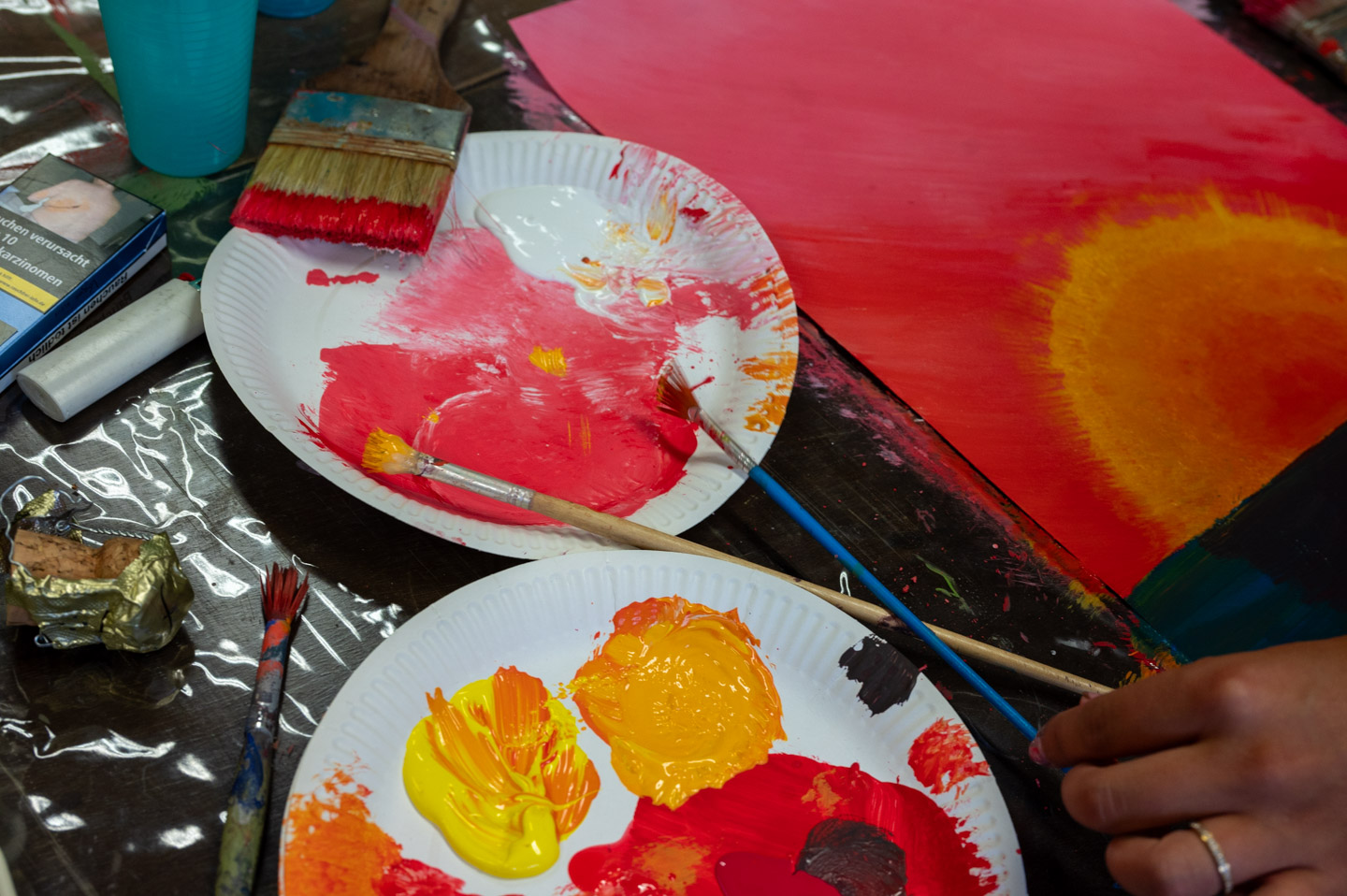 Nahaufnahme: Acrylbild in Rot- und Orangetönen entsteht im Malworkshop bei Viktor Naimark